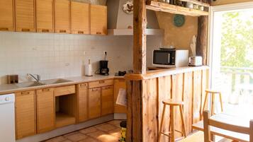 Réfrigérateur, four à micro-ondes, un four, surface de cuisson