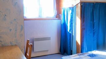 2 Schlafzimmer, Schreibtisch, Bügeleisen/Bügelbrett, Reisekinderbett