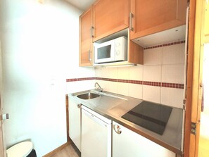 Kühlschrank, Mikrowelle, Herdplatte, Wasserkocher mit Kaffee-/Teezubehör