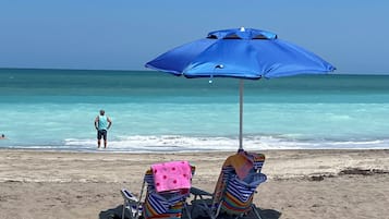 Sulla spiaggia, lettini da mare, teli da spiaggia
