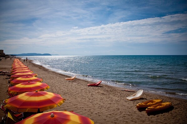 Privatstrand, Liegestühle, Sonnenschirme, Strandbar