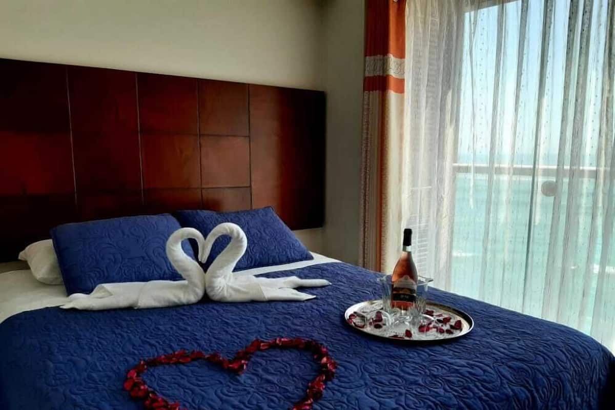 Minibar, free WiFi, bed sheets