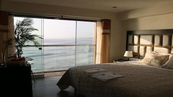 Superior Room, 1 King Bed, Ocean View | Minibar, free WiFi, bed sheets