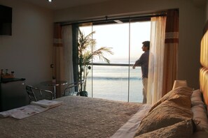 Minibar, wifi gratis y ropa de cama 