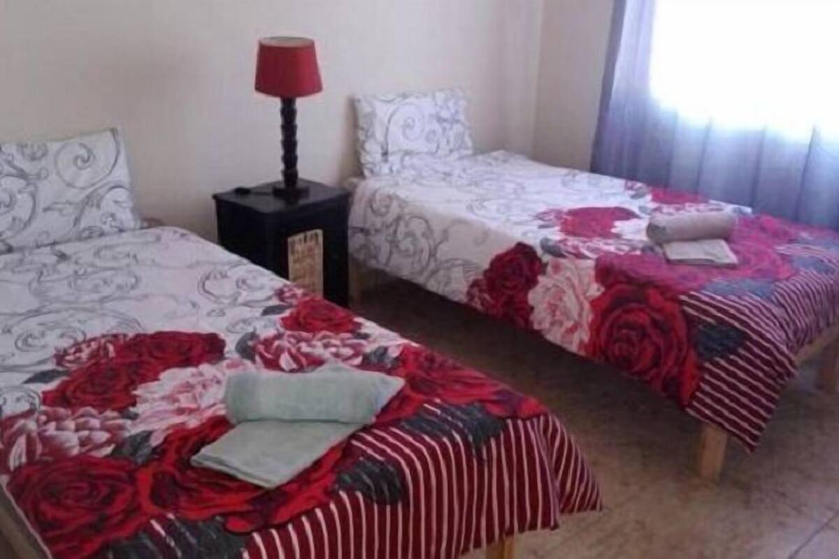 Habitación básica con 2 camas individuales, 2 camas individuales | 3 dormitorios, sábanas italianas Frette, cortinas opacas