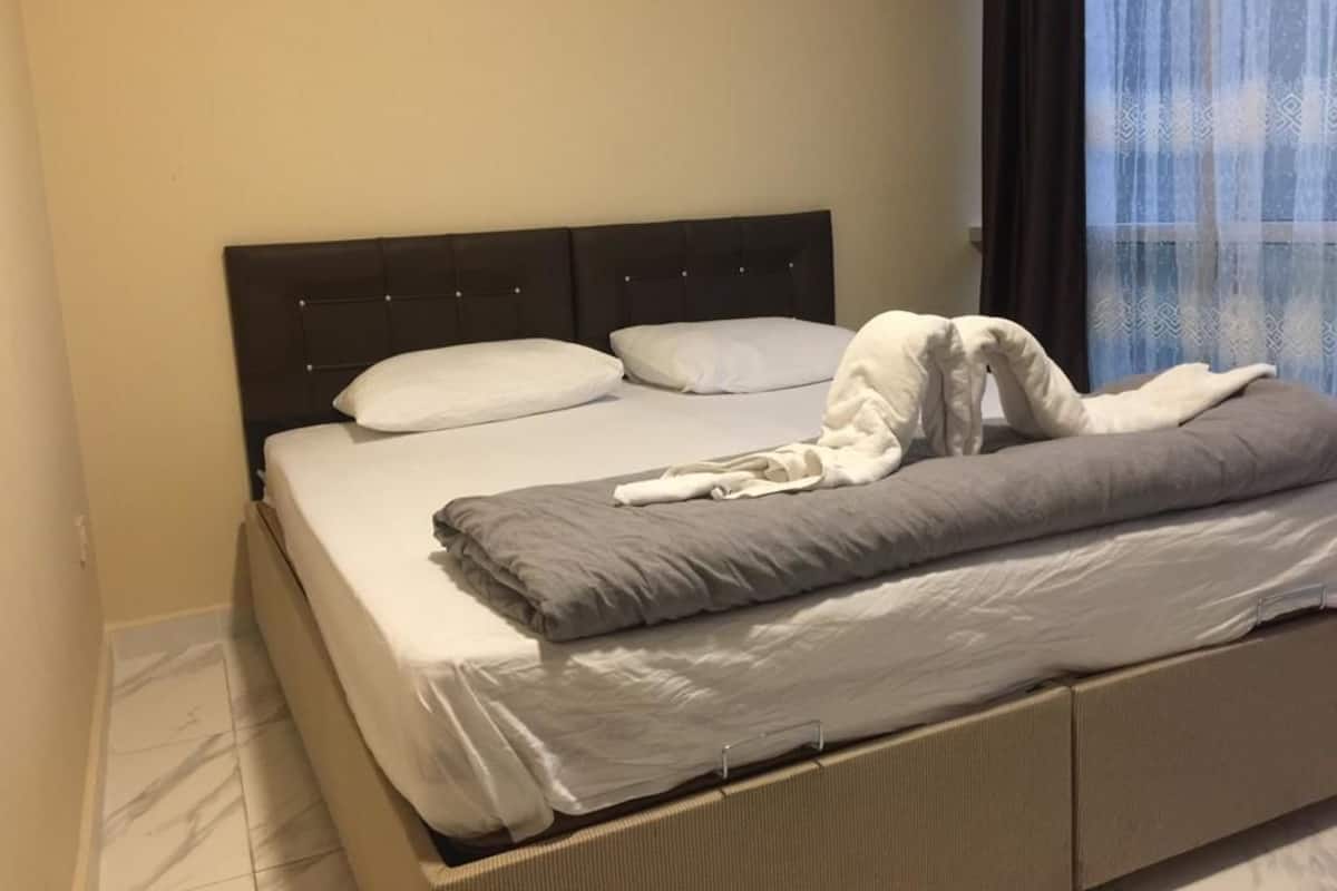 Mörkläggningsgardiner, ljudisolering och strykjärn/strykbräda