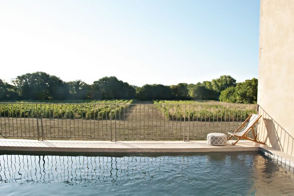 Sesongbasert utendørsbasseng, bassengparasoller og solsenger