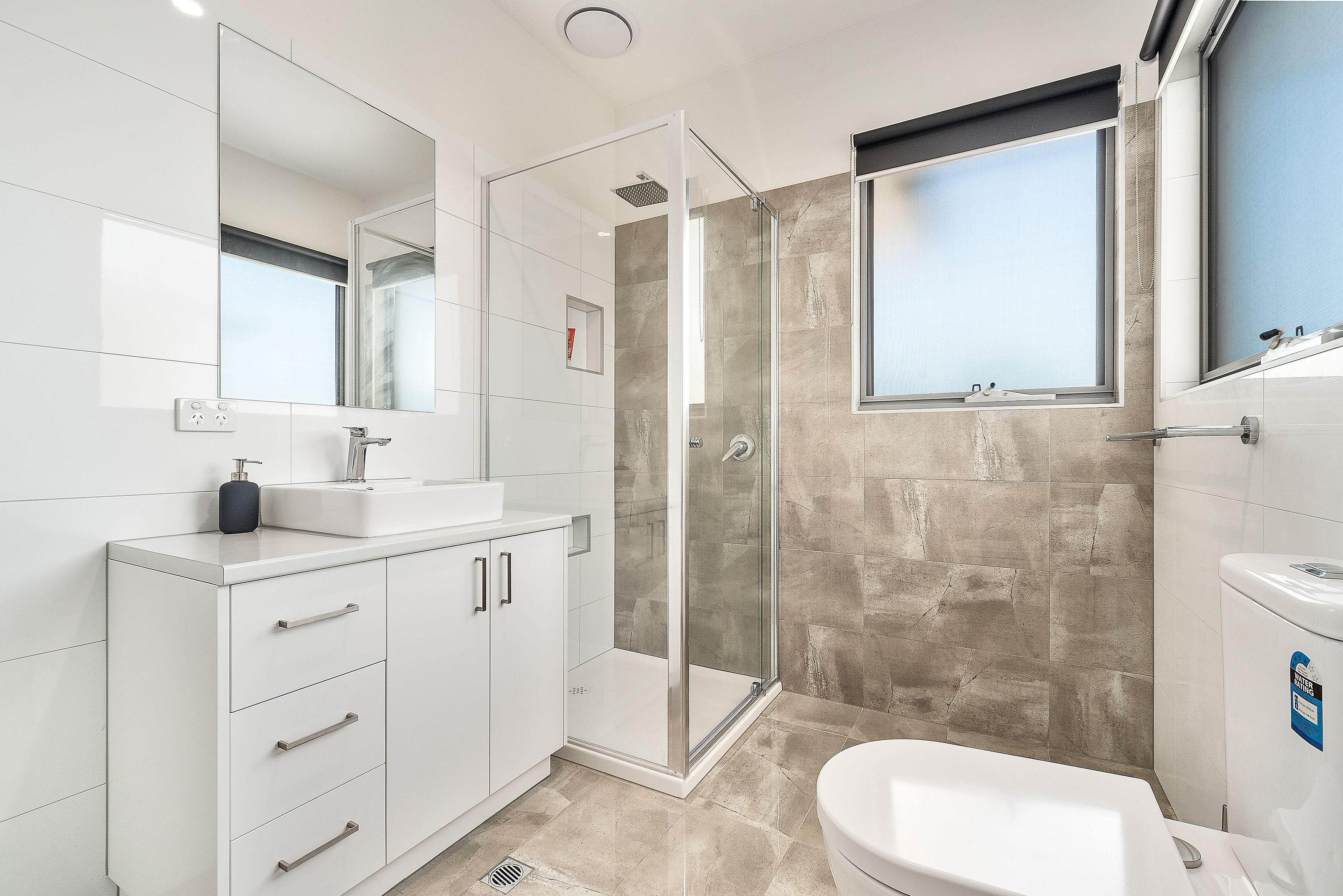 Residenza, 2 camere da letto (Rosewater 2) | Bagno | Doccia, soffione a pioggia, set di cortesia gratuito, asciugacapelli