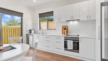 Townhouse, 2 kamar tidur (Rosewater 3) | Dapur pribadi | Lemari es besar, microwave, oven, dan kompor