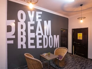 Coin salon dans le hall