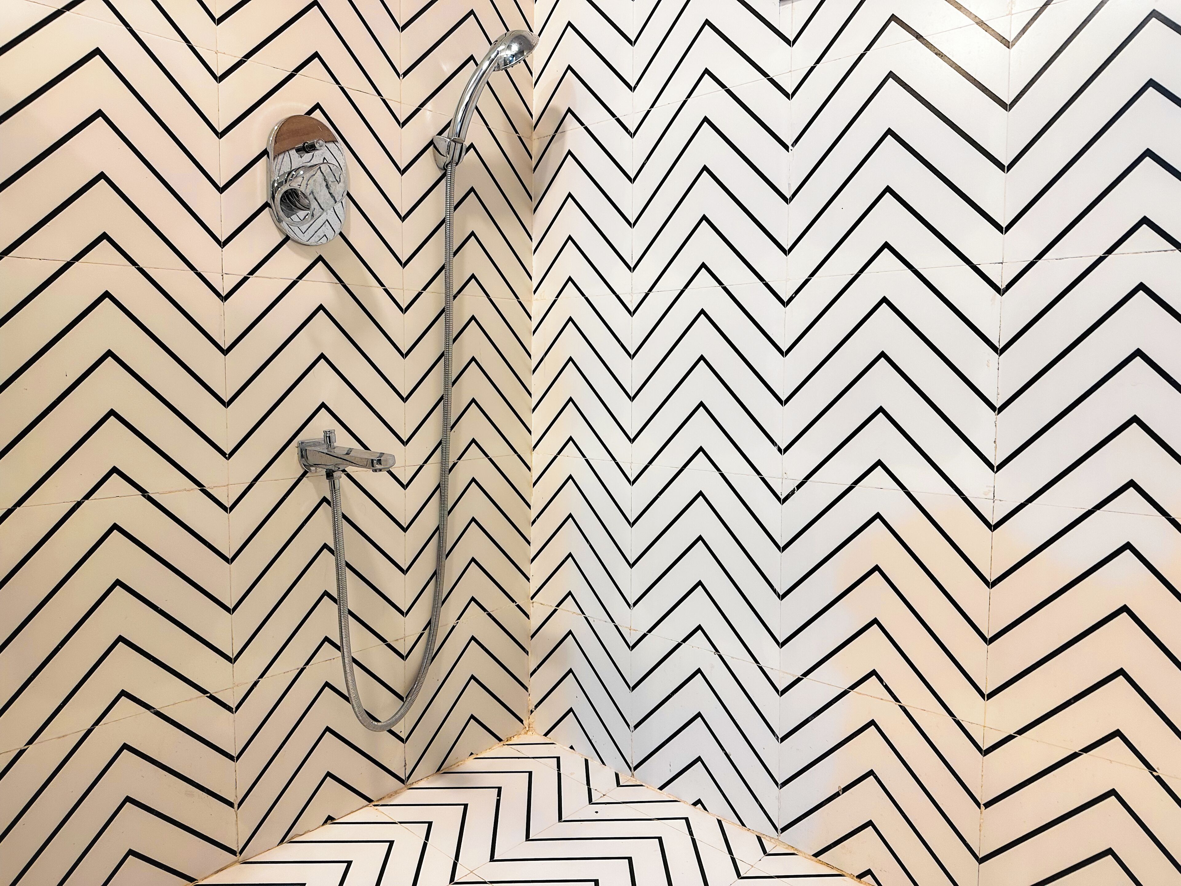 Habitación superior, 1 cama de matrimonio grande | Baño | Ducha, cabezal de ducha con hidromasaje, zapatillas y papel higiénico