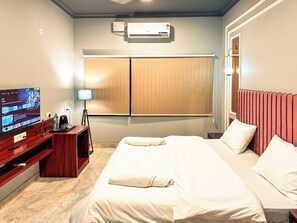 Habitación superior, 1 cama King size | Cortinas blackout, wifi gratis y ropa de cama 