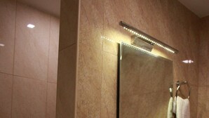 Shower, free toiletries, slippers, towels - Afnan Hotel (Aqaba)