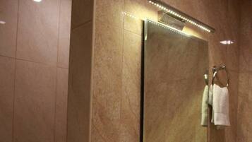 Bruser, gratis toiletartikler, hjemmesko, håndklæder