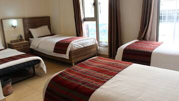 Værelse til 4 personer | Mørklægningsgardiner, gratis baby-/barnesenge, gratis Wi-Fi, sengetøj