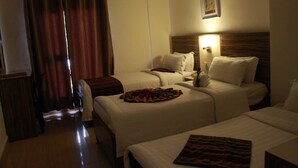 Blackout drapes, cribs (free), WiFi (free), bed sheets - Afnan Hotel (Aqaba)