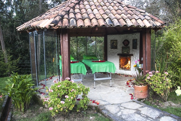 三溫暖烤箱、浴缸、蒸氣室、熱石按摩、深層組織按摩、產前按摩