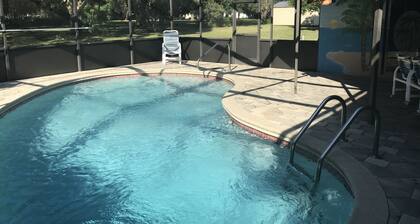 3 bedroom Pool home. Quiet Neighbourhood