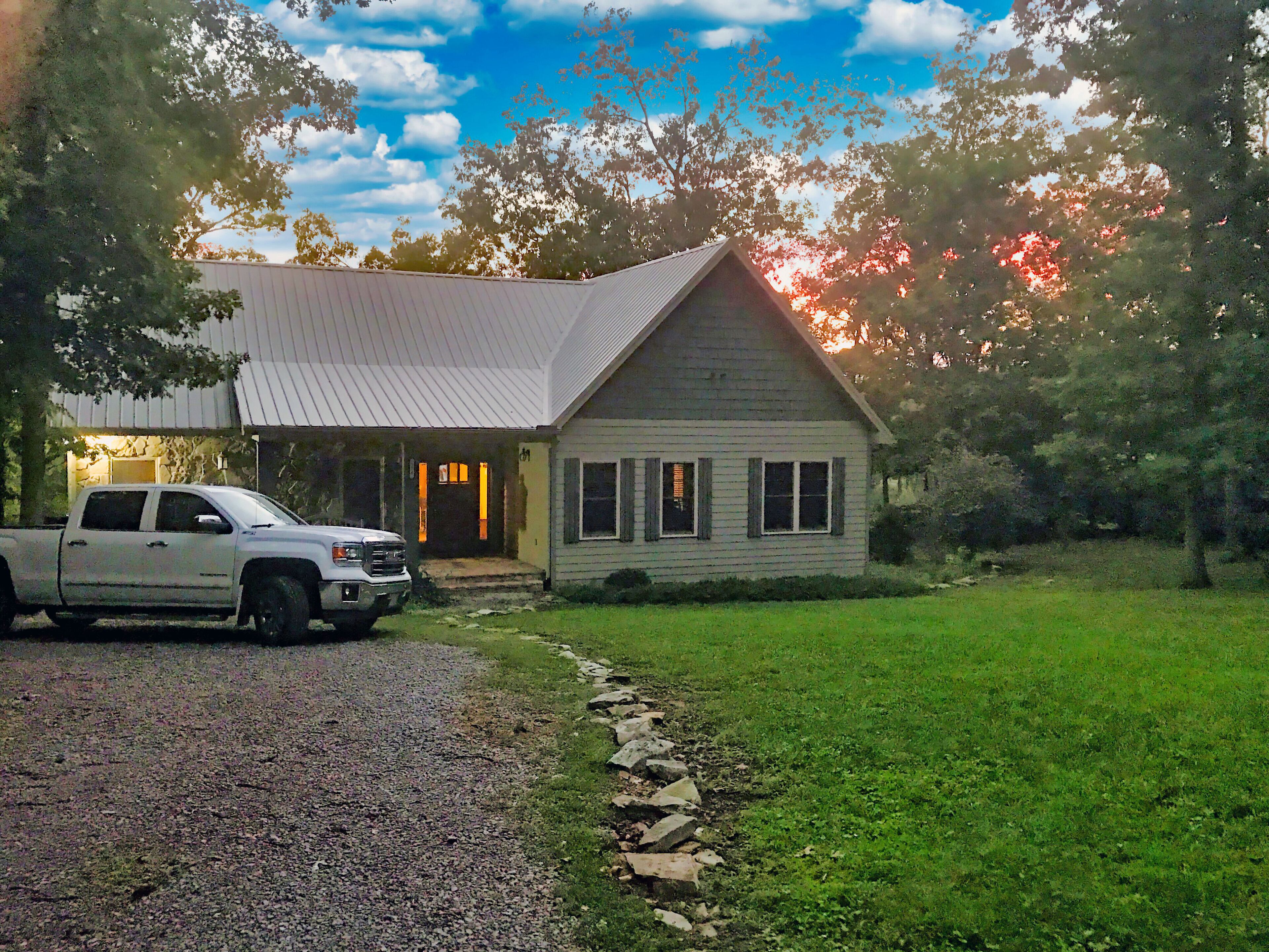 Comfy Mountain Top Home, Pet Friendly, Great Sunsets & Star Gazing from Hot Tub