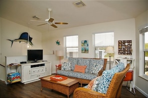 Smart TV, books, music library, video library - Charming House 3/2 on Waterway in Nettles Island Resort near Beach, Pools & Fun! (Jensen Beach)