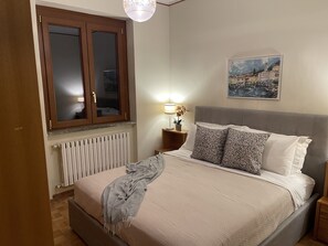 3 chambres, bureau, fer et planche à repasser, lit de bébé portatif