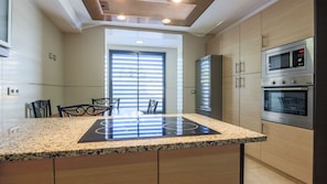 Refrigerador, microondas, horno, placa de cocina