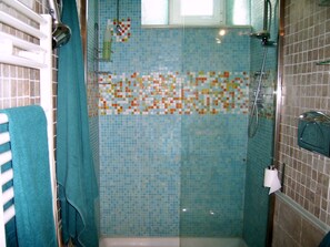 Shower, hair dryer, bidet, towels - Delightfully furnished, quiet and comfortable, in the historic center (Catania)
