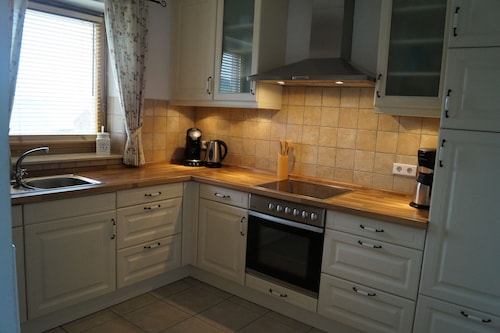 Freistehende geräumige Haus mit großem Garten