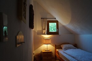 5 bedrooms, iron/ironing board, WiFi, bed sheets