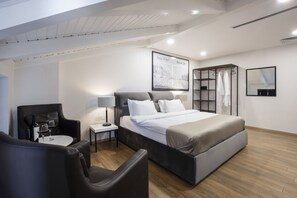 Chambre supérieure double, 1 très grand lit | Minibar, coffre-fort, bureau, rideaux d’obscurcissement