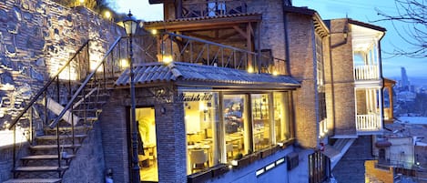 Fassade der Unterkunft – Abend/Nacht