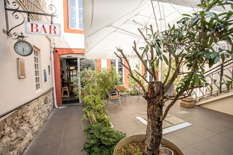 Terraza o patio. Hôtel Brasserie du Parc