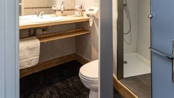 Chambre Double Confort | Salle de bain | Douche à « effet pluie », articles de toilette gratuits, sèche-cheveux