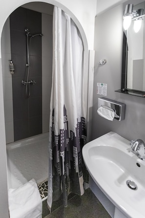 Standaard kamer | Badkamer | Een regendouche, gratis toiletartikelen, een haardroger, handdoeken