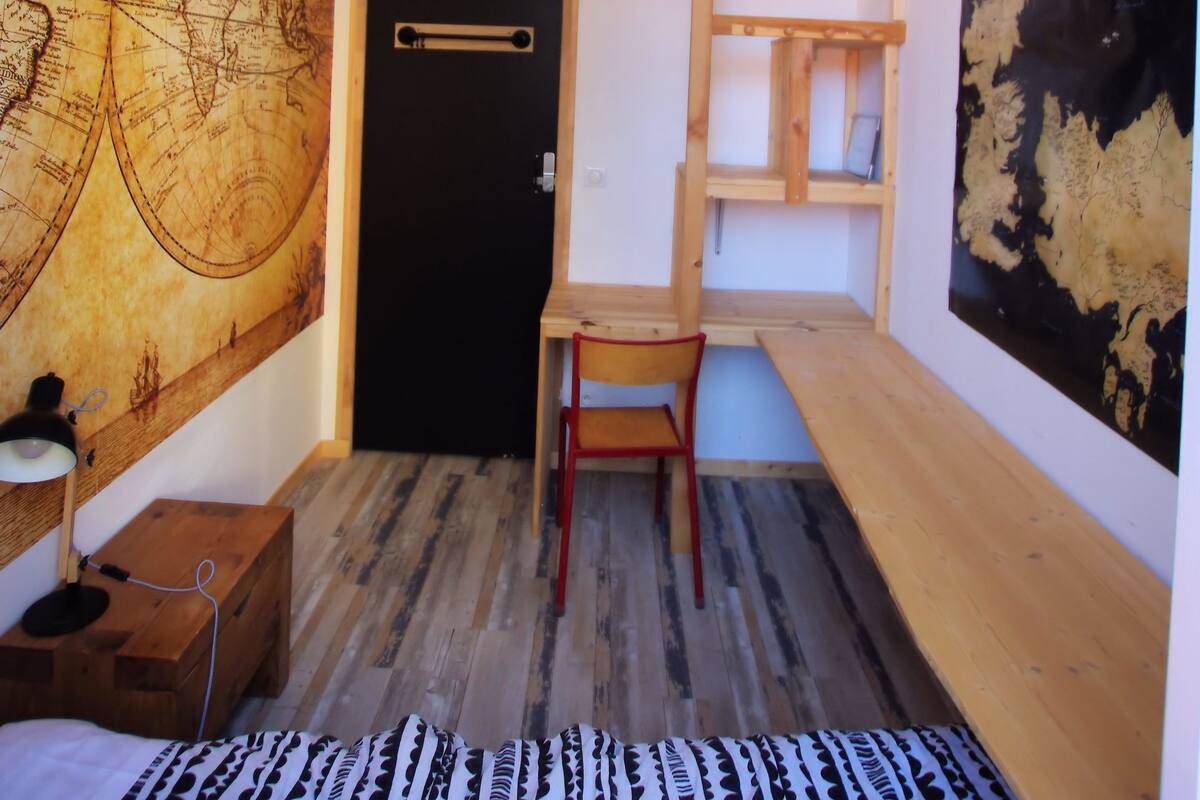 Chambre Triple Économique, plusieurs lits, non-fumeurs, vue ville | Literie de qualité supérieure, Wi-Fi gratuit, draps fournis