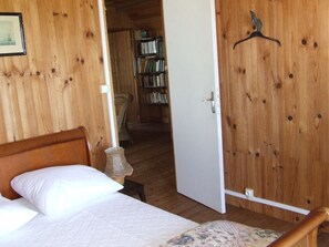 3 chambres, fer et planche à repasser, Wi-Fi, draps fournis