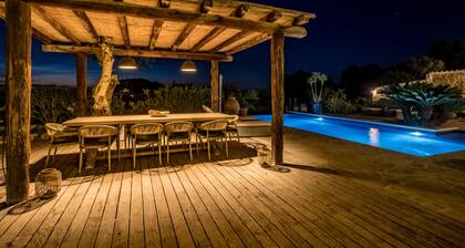 Villa de luxe à Ibiza avec piscine privée.