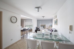 Dining - An apartment that sleeps 6 guests  in 3 bedrooms (Unknown)