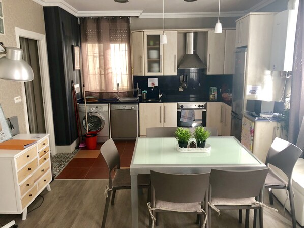 Een koelkast, een magnetron, een oven, een kookplaat