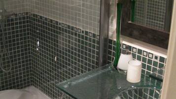 Een bad/douchecombinatie, gratis toiletartikelen, een haardroger