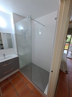 Baignoire, sèche-cheveux, serviettes fournies, papier toilette