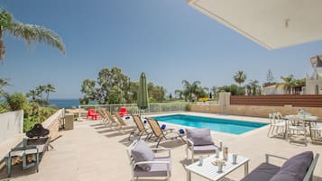 Piscine extérieure, piscine chauffée, chaises longues