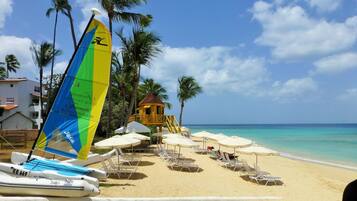 Ubicación cercana a la playa, tumbonas y toallas de playa
