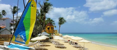 Beach nearby, sun loungers, beach towels