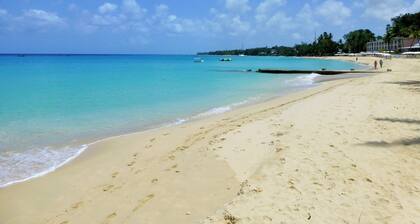 Stunning & spacious 3 bed villa, Own pool, housekeeper, 3 Min walk to beach.