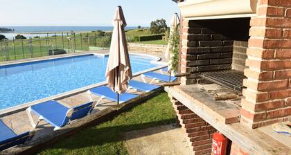 Luxury apartment with swimming-pool and tennis court. Beach 600m.