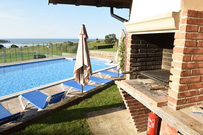 Luxury apartment with swimming-pool and tennis court. Beach 600m.
