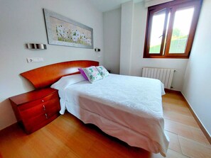 2 habitaciones, tabla de planchar con plancha, cuna de viaje y wifi 