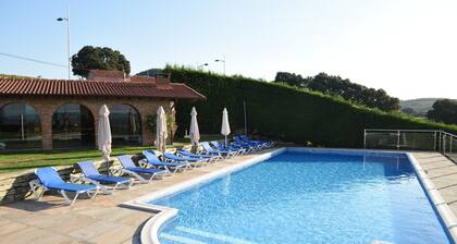 Luxury apartment with swimming-pool and tennis court. Beach 600m.