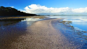 A beach with pebbles and water, a clear sky, and distant hills. - Beachside Cottage Idyllic Situation, Stunning Views Over Morecambe Bay (Baycliff, Ulverston)
